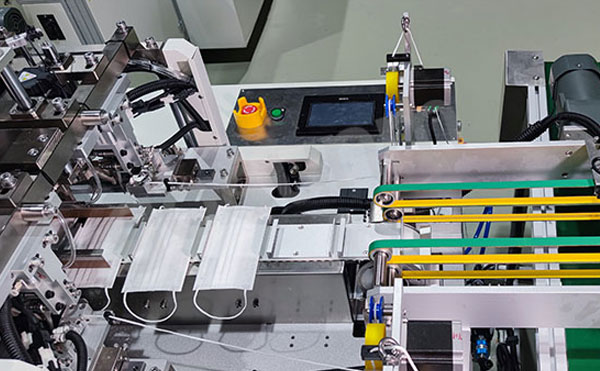 1650354226504709.jpg 高速平面一拖一口罩機(jī)1.jpg